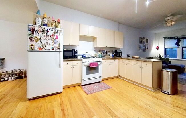 2 beds, 1 bath, 890 sqft, $2,700, Unit 1333 2B