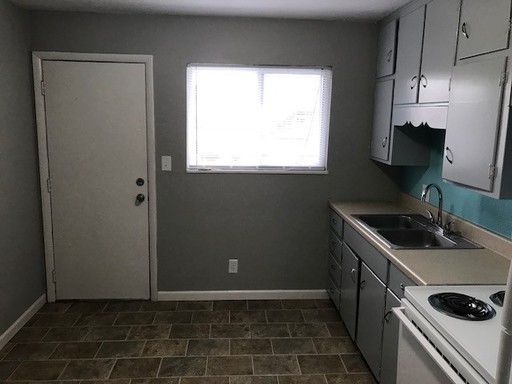 2 beds, 1 bath, 750 sqft, $1,095, Unit B12 1037 01