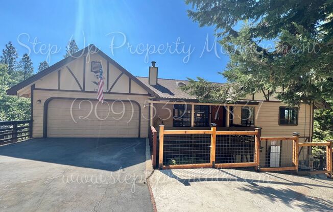 Cedar Ridge 3BR/3BA – Modern Amenities in a Forest Retreat with Solar & RV Parking