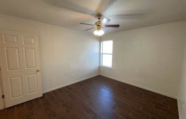 3 beds, 2 baths, $1,225, Unit 3607 Dustin Ct Unit B