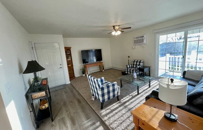 2 beds, 1 bath, 888 sqft, $1,150