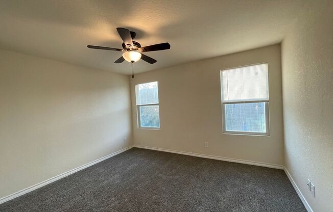 3 beds, 2.5 baths, $1,500, Unit 4*