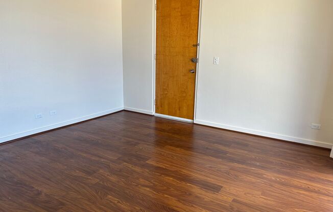 Victoria Mansions - 2 Bdrm/1 Bath/1 Prkg - $2,000