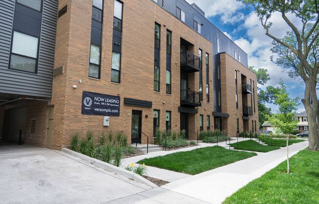 Studio, 1 bath, 411 sqft, $1,279, Unit 309