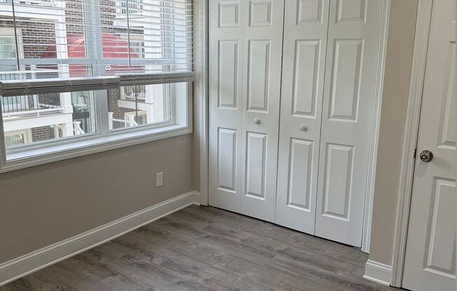 2 beds, 1 bath, 680 sqft, $2,300, Unit 27-25