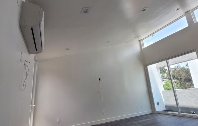 2132-2134 Cove Ave ****