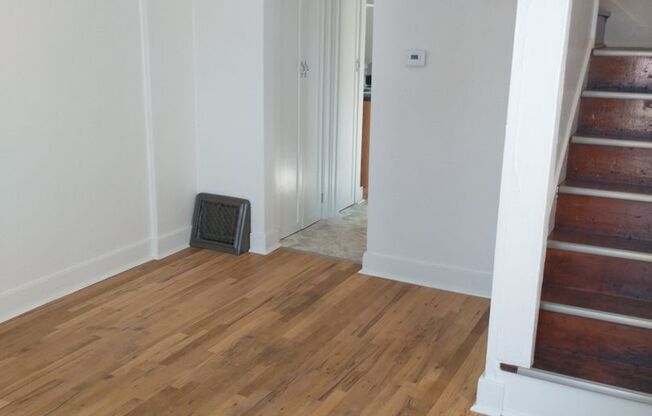 $1100 - 2 Bedroom 1 Bath Duplex - Walk to Downtown!