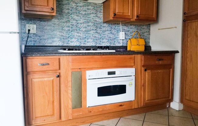 Condo wFREE HEAT in Belmont Cragin! In-unit laundry, hardwoods, more!