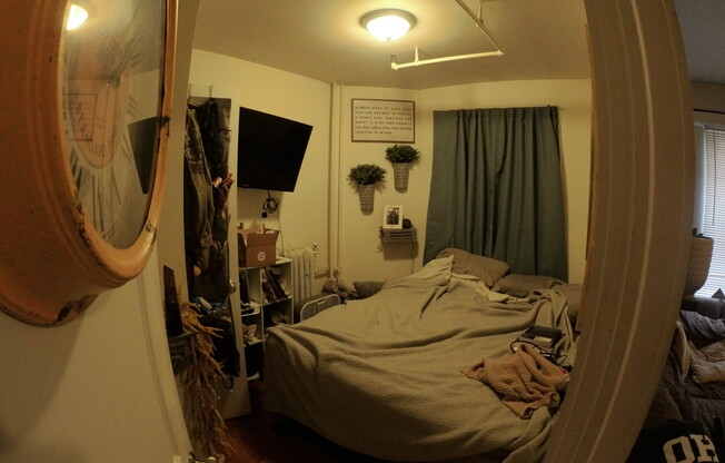 2 beds, 1 bath, $2,400, Unit 4