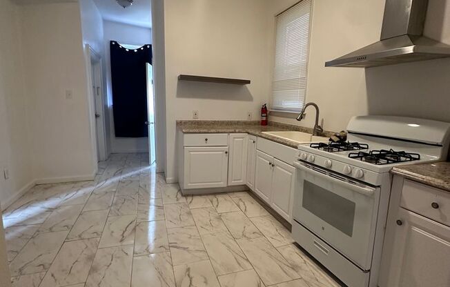 2 beds, 1 bath, $1,800, Unit 1 FL