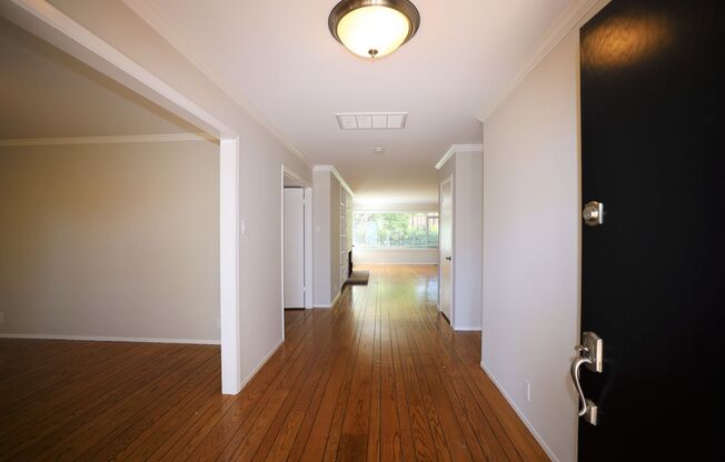 Spacious 4 bed/3 bath house near Downtown Burlingame available NOW!