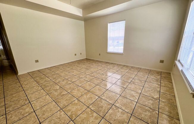 Cozy 3 Bed 2 Bath Duplex!