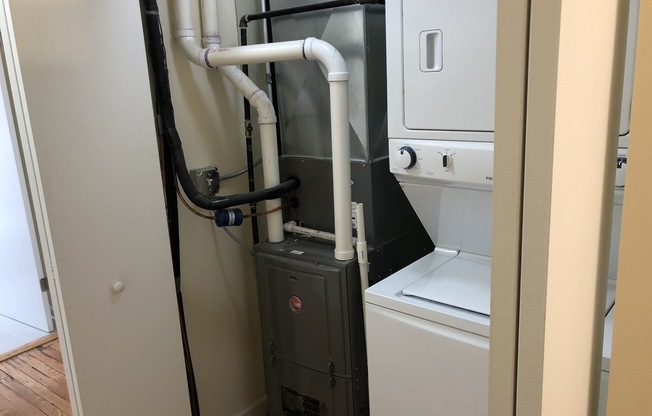 2 beds, 1 bath, $1,800, Unit 4751 #1W