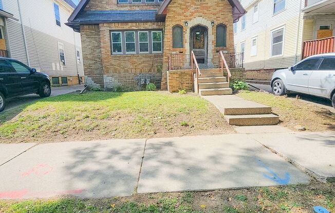Renovated 2-Bedroom Upper Duplex Unit