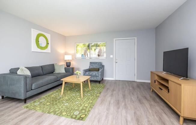 2 beds, 1 bath, 840 sqft, $1,650
