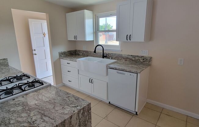 3Bed/2Bath House w/1-Car Garage, Great Yard & Patio Near Commisary/Exchange