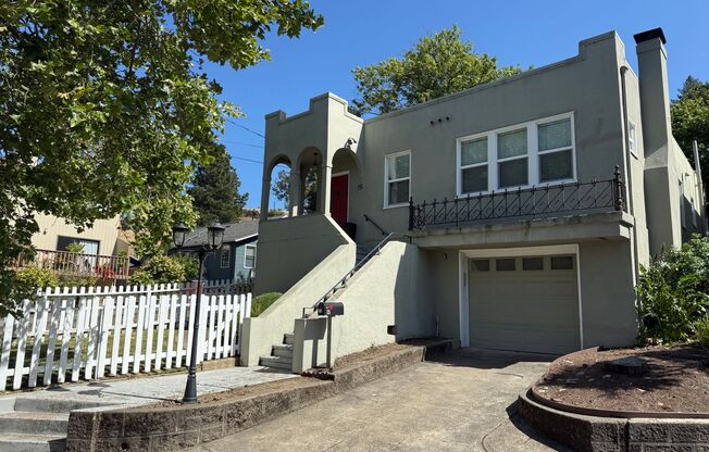 THREE BEDROOM / TWO BATH HOME IN NICE NEIGHBORHOOD CLOSE TO ALBERT PARK AND DOWNTOWN