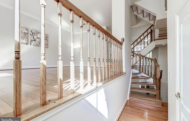 Gorgeous, bright 3 bed 3 bath Townhouse in Heart of Fairfax