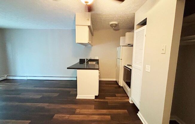 1 bed, 1 bath, 560 sqft, $825, Unit 611-11