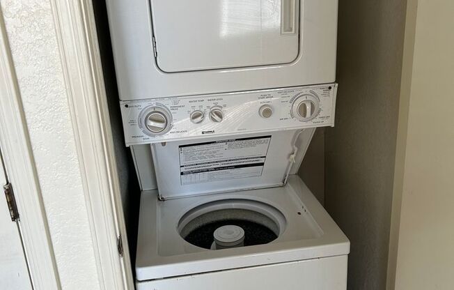 2 beds, 1 bath, 861 sqft, $970, Unit 04