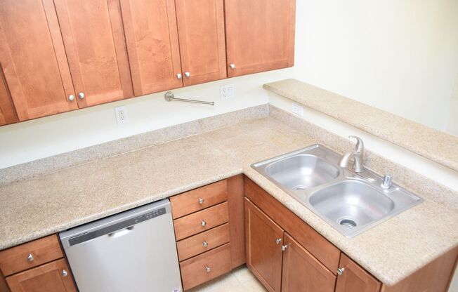 1 bed, 1 bath, 717 sqft, $1,150, Unit 4400 S. JONES BLVD.