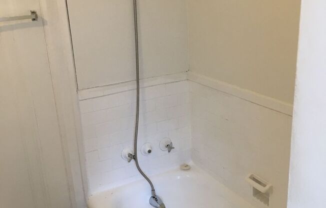 Studio, 1 bath, 315 sqft, $950, Unit 5F