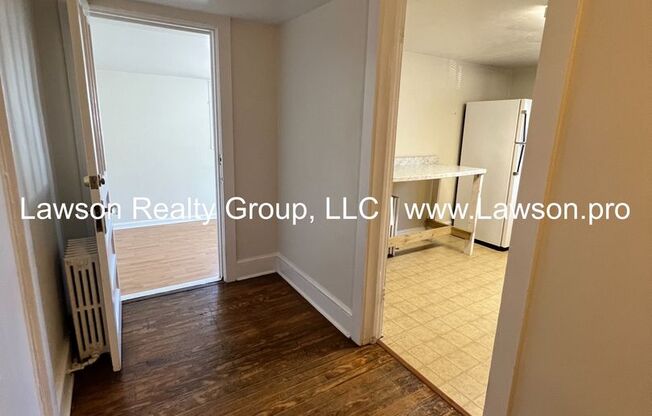 1 bed, 1 bath, 700 sqft, $825, Unit Walnut 422 - 4