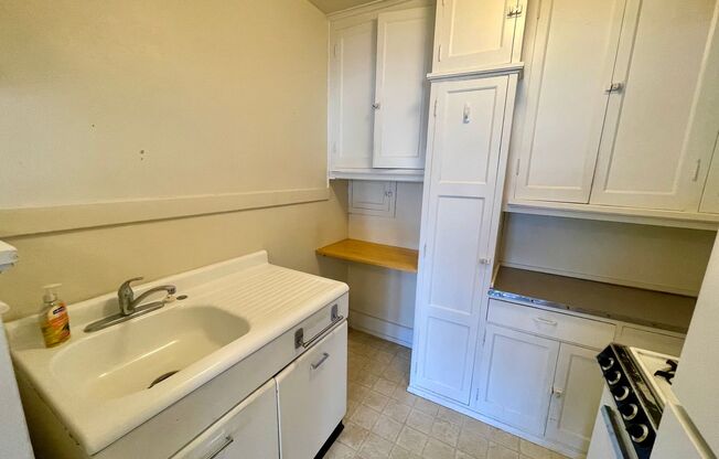 1 bed, 1 bath, $995, Unit 108