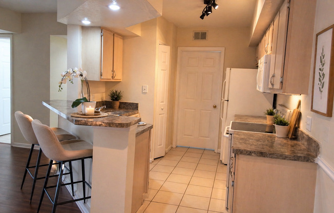 Gorgeous 2/2 Wood Floors Condo For Rent @ The Crest close to UCF and Valencia.
