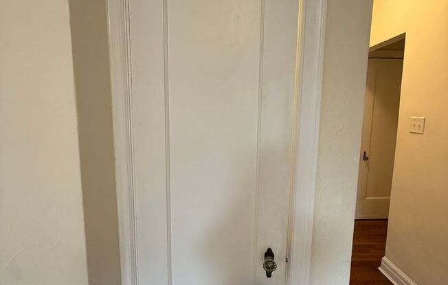 Studio, 1 bath, 294 sqft, $1,175, Unit New King Edward  3B7