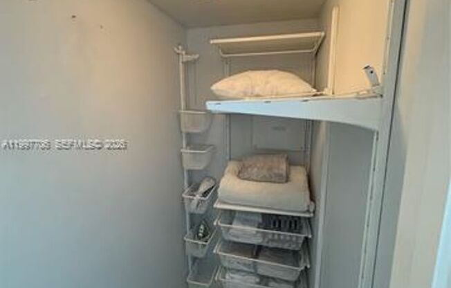 1 bed, 1 bath, 800 sqft, $3,400, Unit 50 Biscayne Blvd # 1907