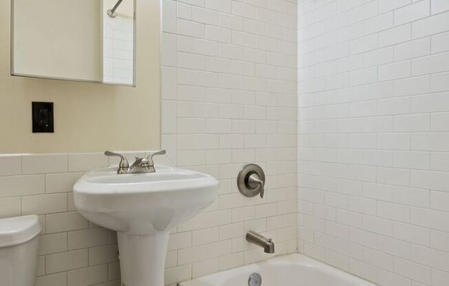 Studio, 1 bath, 359 sqft, $1,325, Unit 301