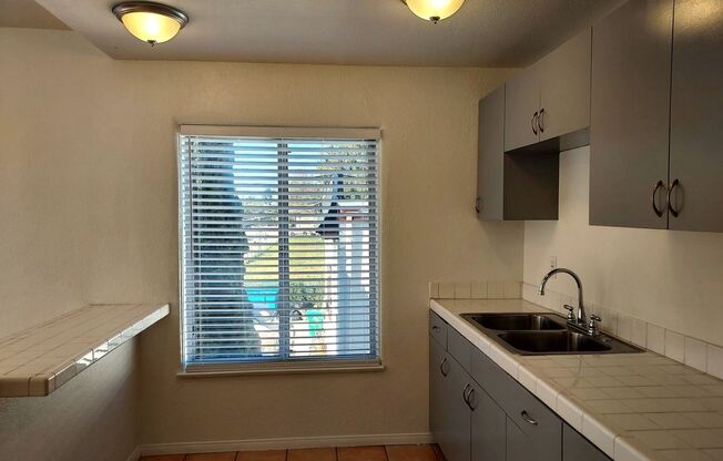 Point Loma Upstairs 1bd/1bth Apartment w/Parking. Must see to appreciate! Move in special