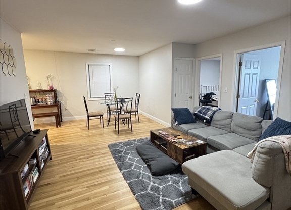 389 W BROADWAY