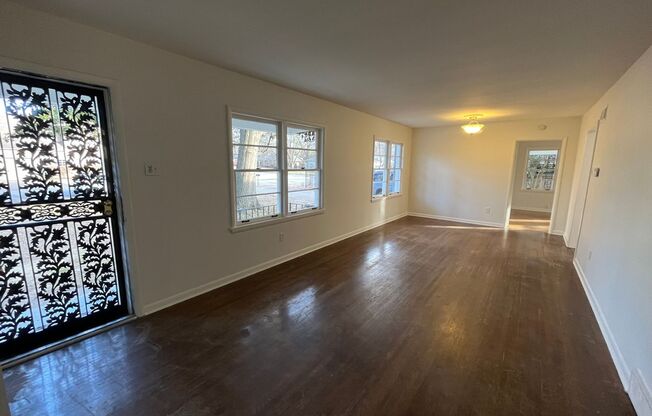 Charming East Memphis home, 3BR/2ba, 1600 sq ft! One dog ok w fees! Fully fenced in back yard.
