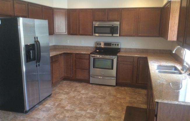 5 BEDROOM, 4 BATHROOM TOWNHOUSE WITH 2 CAR DETACHED GARAGE