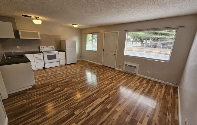 1 Bedroom 1 Bath Triplex Unit For Rent in Los Molinos!