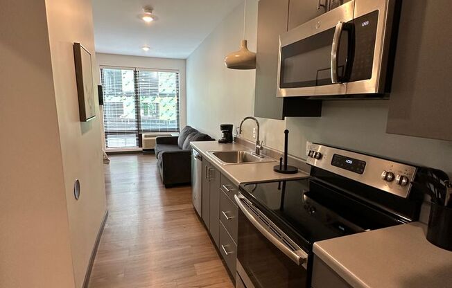 Studio, 1 bath, 425 sqft, $1,440, Unit 122 - Furnished