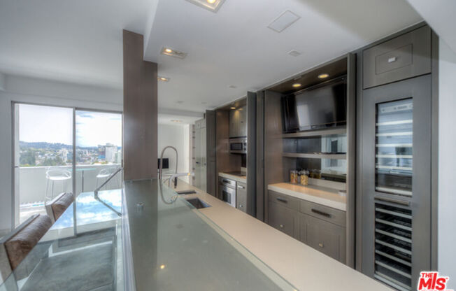 2 beds, 3 baths, 2,085 sqft, $7,250, Unit 1207