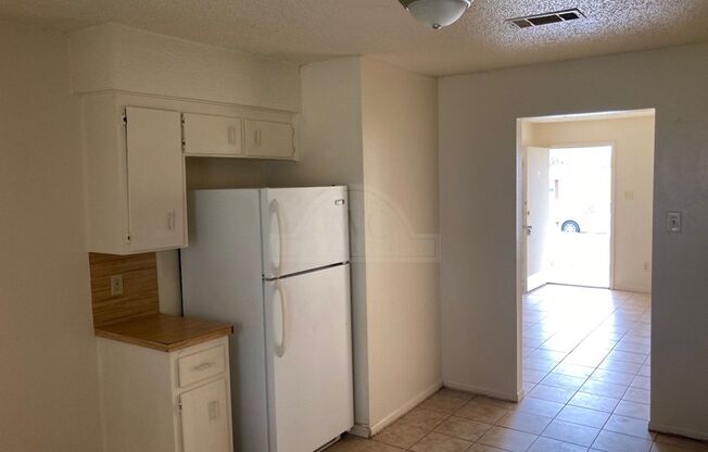 2 beds, 1 bath, $895, Unit 912 Travis Unit A