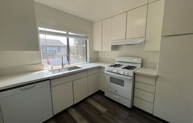 2 beds, 2 baths, $2,050, Unit 22