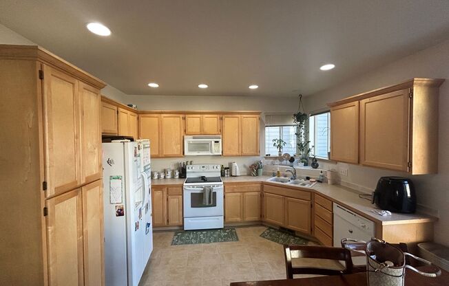 4B, 2.5BA Pet-friendly home w/2-car garage in Whitman Court -Renton, $3,500 per month