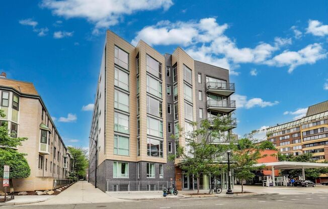 Practically new 1bd/1ba steps to Logan Circle in boutique condo building