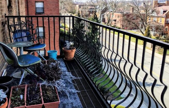 2 beds, 1 bath, 950 sqft, $1,375, Unit 5600 Fifth A313