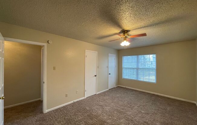 3 beds, 1.5 baths, 1,186 sqft, $1,000, Unit 3004 D Chaucer Drive