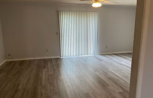 LAKESIDE ESTATES - NEW FLOORING - FRESH PAINT!