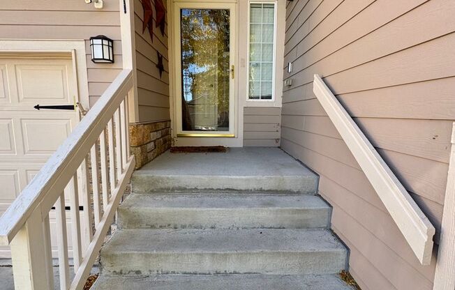 Lovely 3 bedroom/3 car tandem garage home in Lorson Ranch