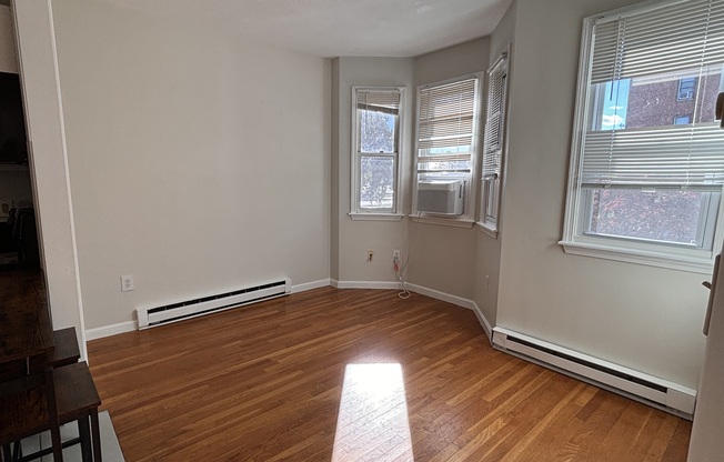 2 beds, 1 bath, $2,700, Unit 2