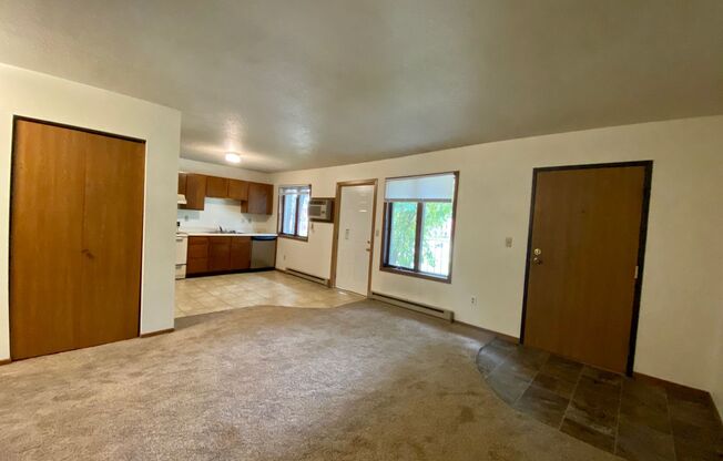 2 beds, 1 bath, $825, Unit 6