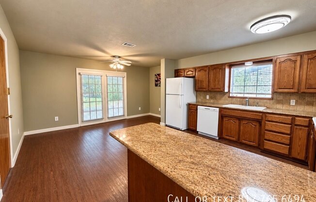 1005 LIVINGSTON DR